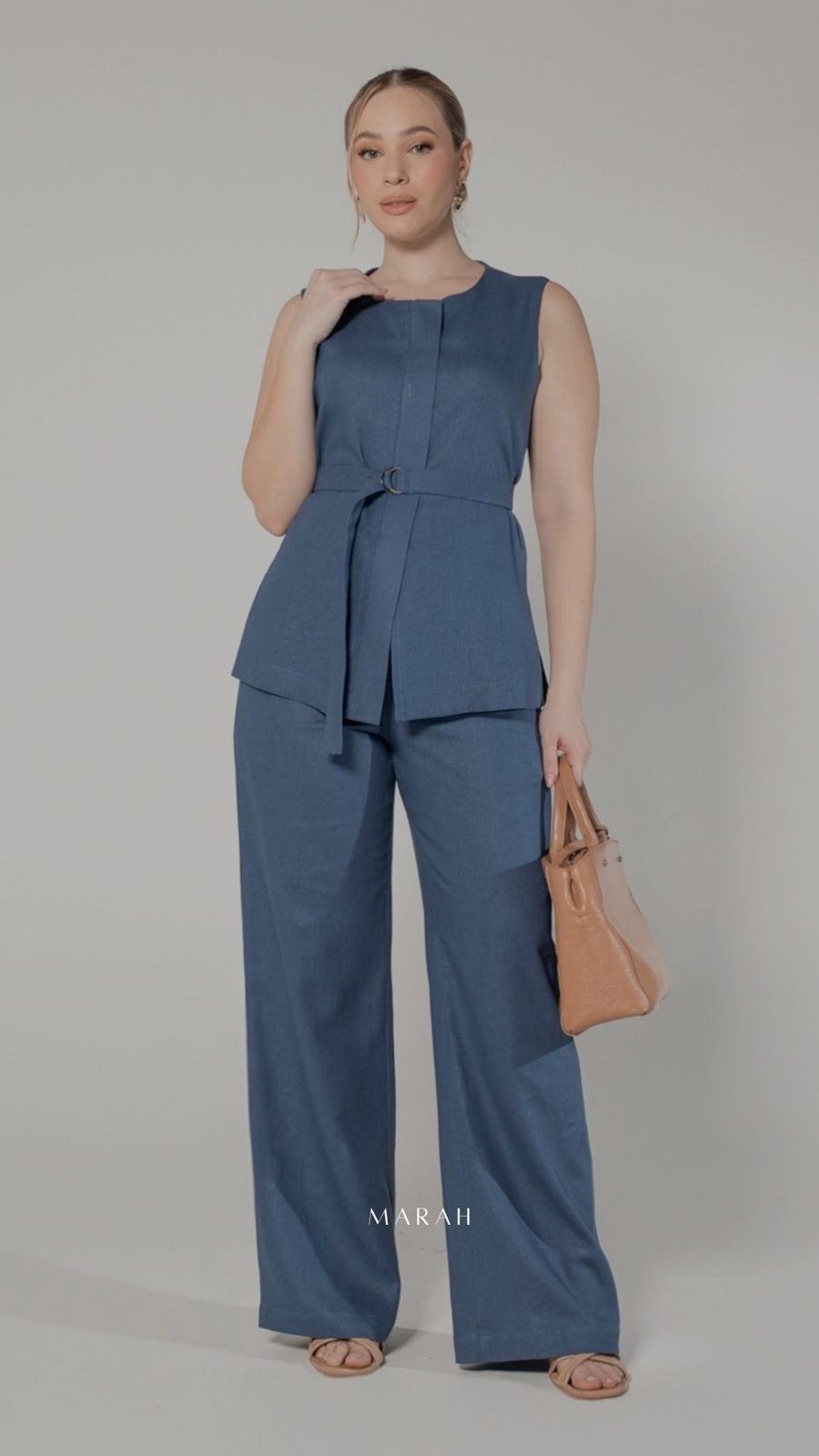 Conjunto azul de alfaiataria com cinto, coleção Presença