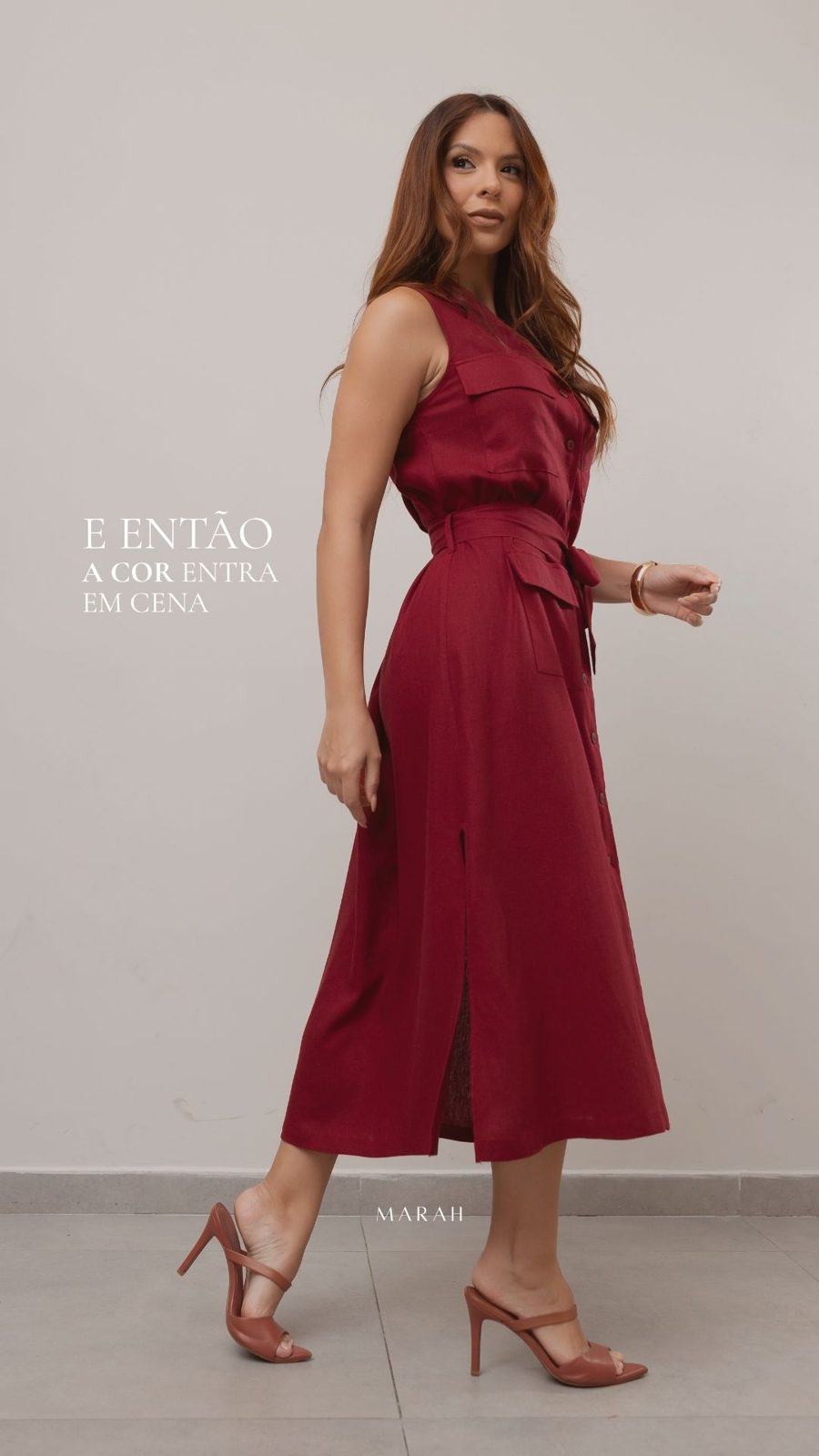 Vestido vinho midi com cinto, coleção Presença